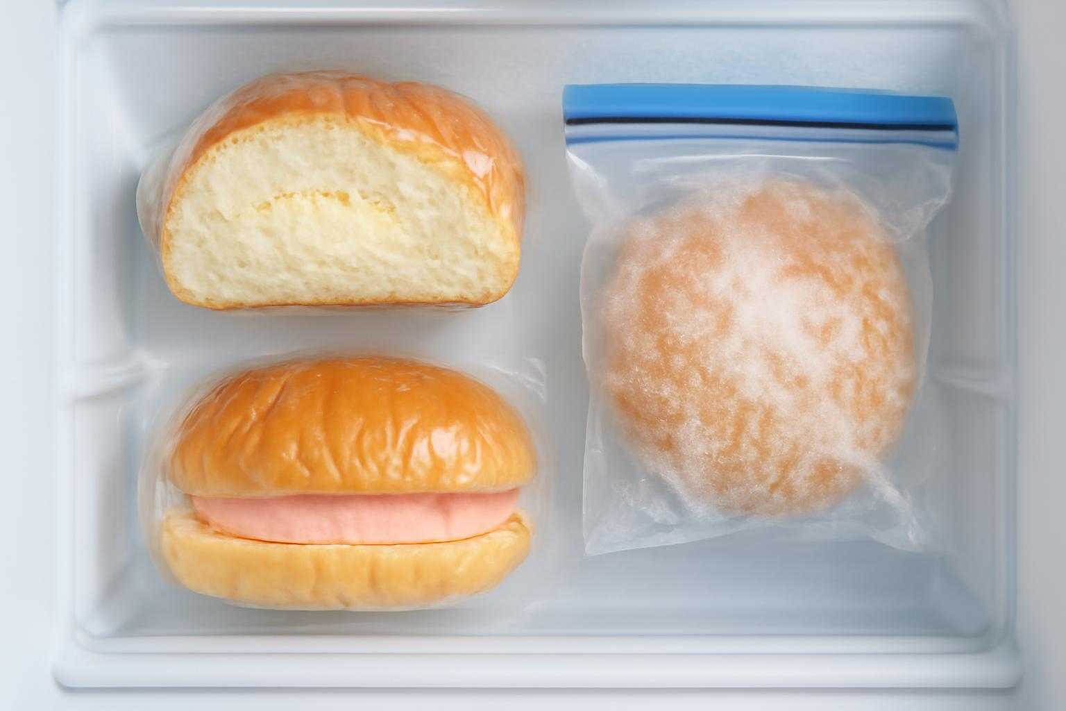 冷蔵庫と冷凍庫に保存された惣菜パンの様子
