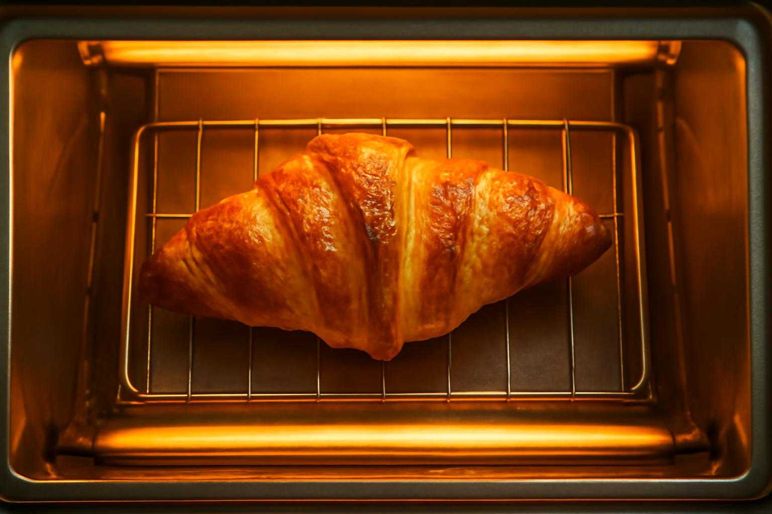トースターの中で温められている惣菜パン