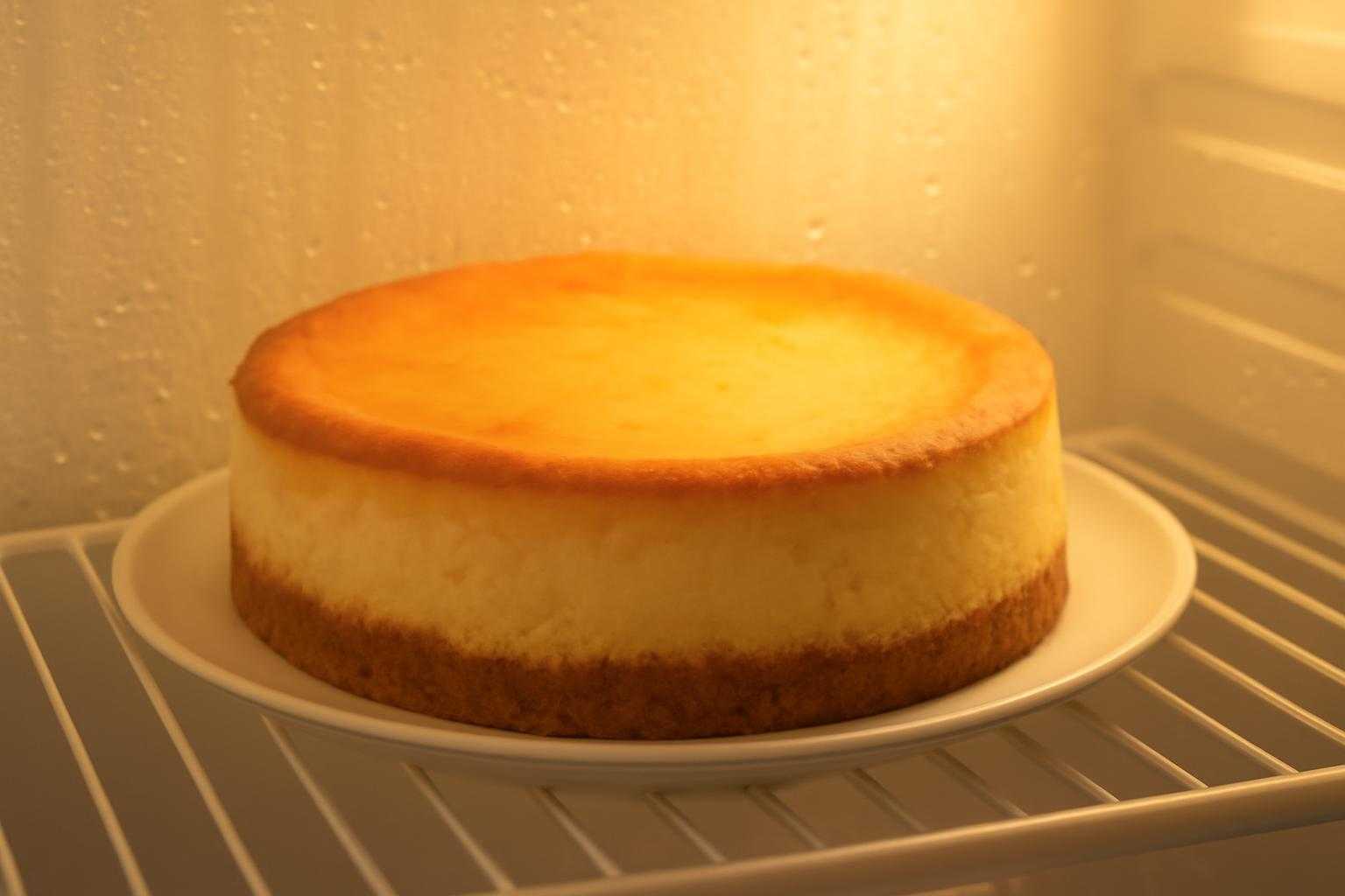 冷蔵庫の棚にチーズケーキが置かれている様子