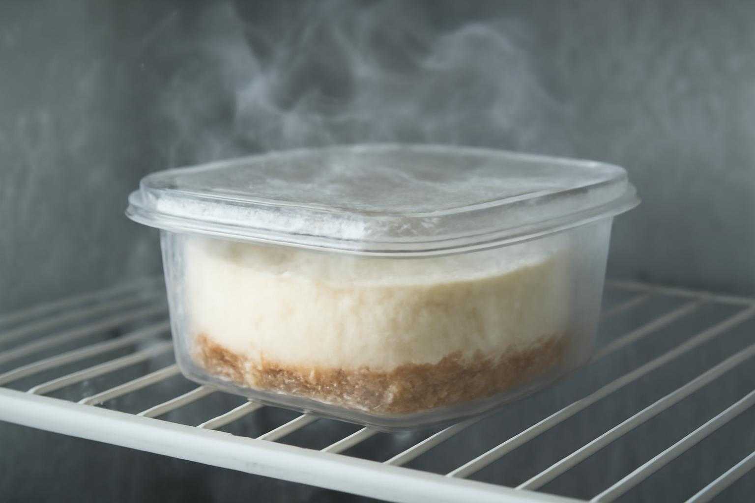冷蔵庫にチーズケーキを入れて解凍している様子