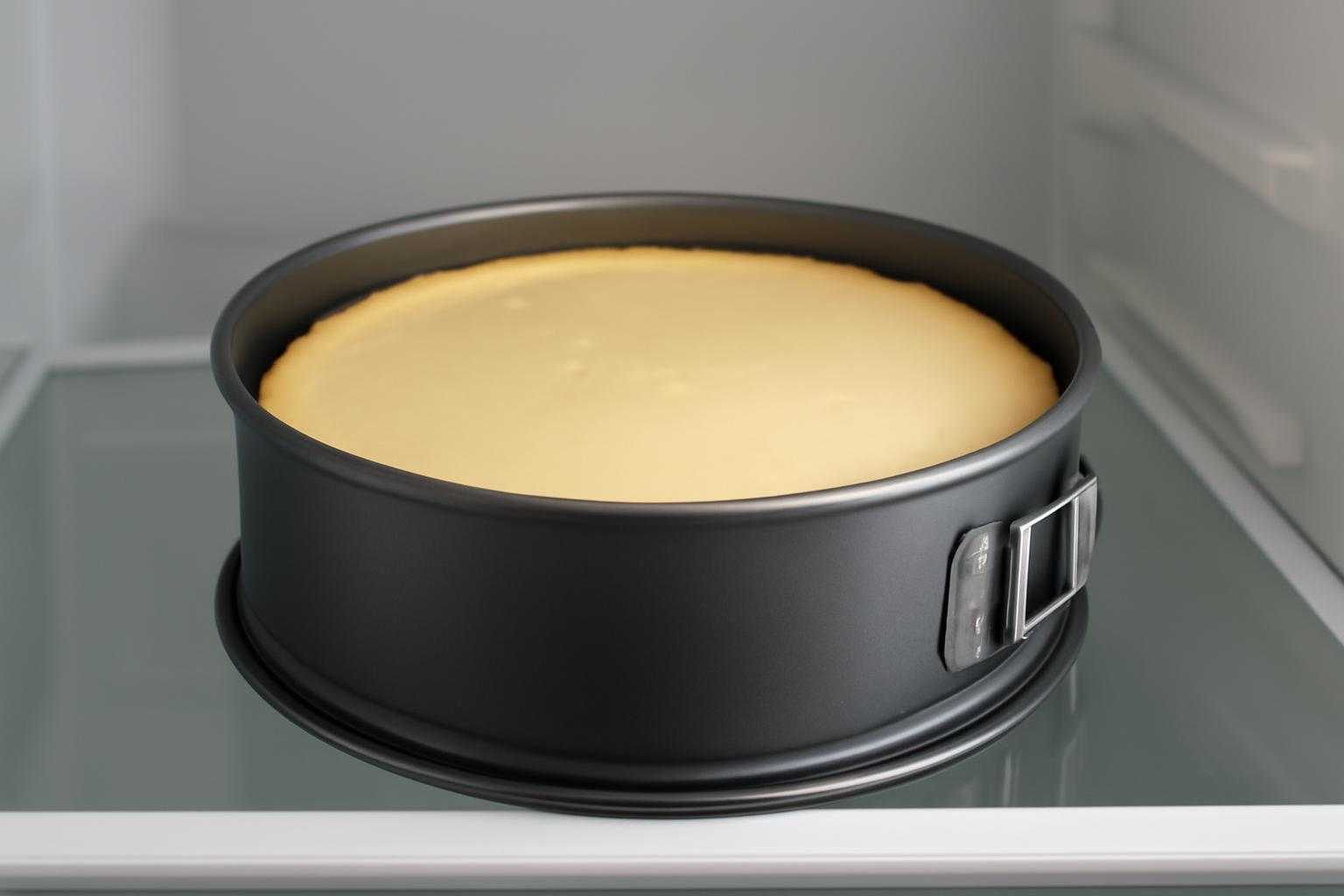 冷蔵庫で冷やされているチーズケーキが入った型。涼しい雰囲気を表現