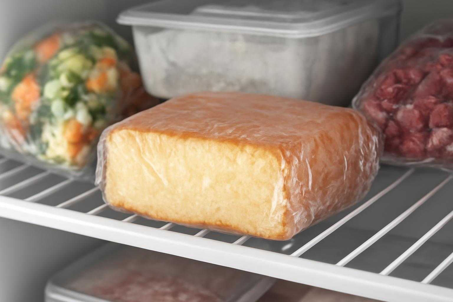 冷凍庫にしまわれたスポンジケーキが見える冷凍保存の光景