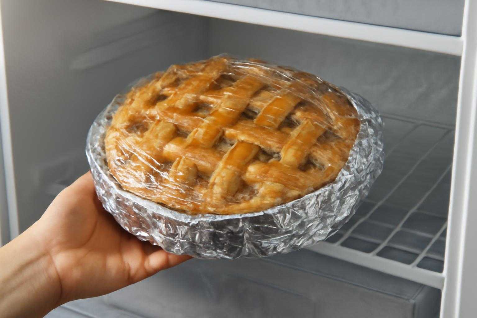 準備されたアップルパイを丁寧にラップで包み、冷凍保存する工程