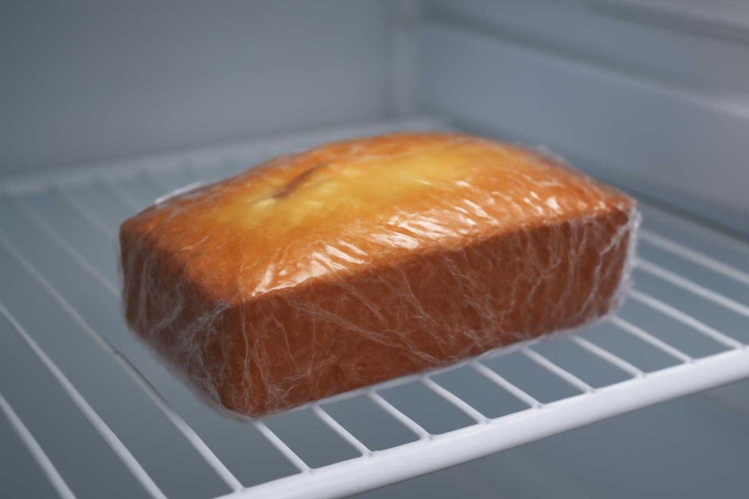 ラップに包まれたパウンドケーキが冷蔵庫に保存されている様子