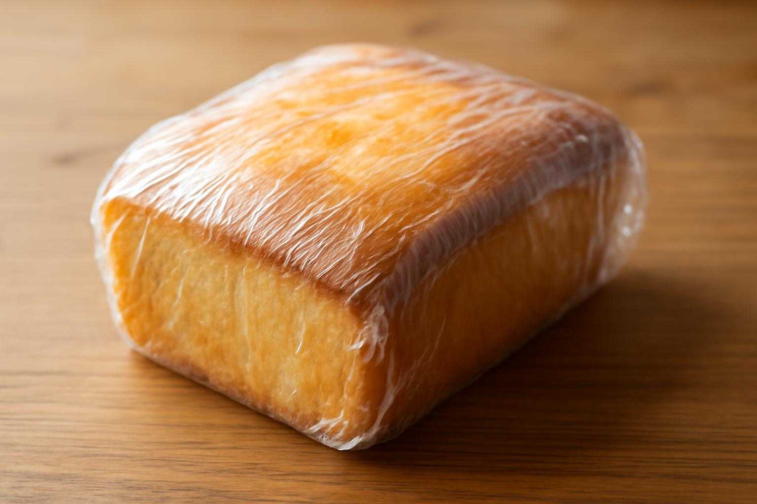 ラップで丁寧に包まれたパウンドケーキのクローズアップ