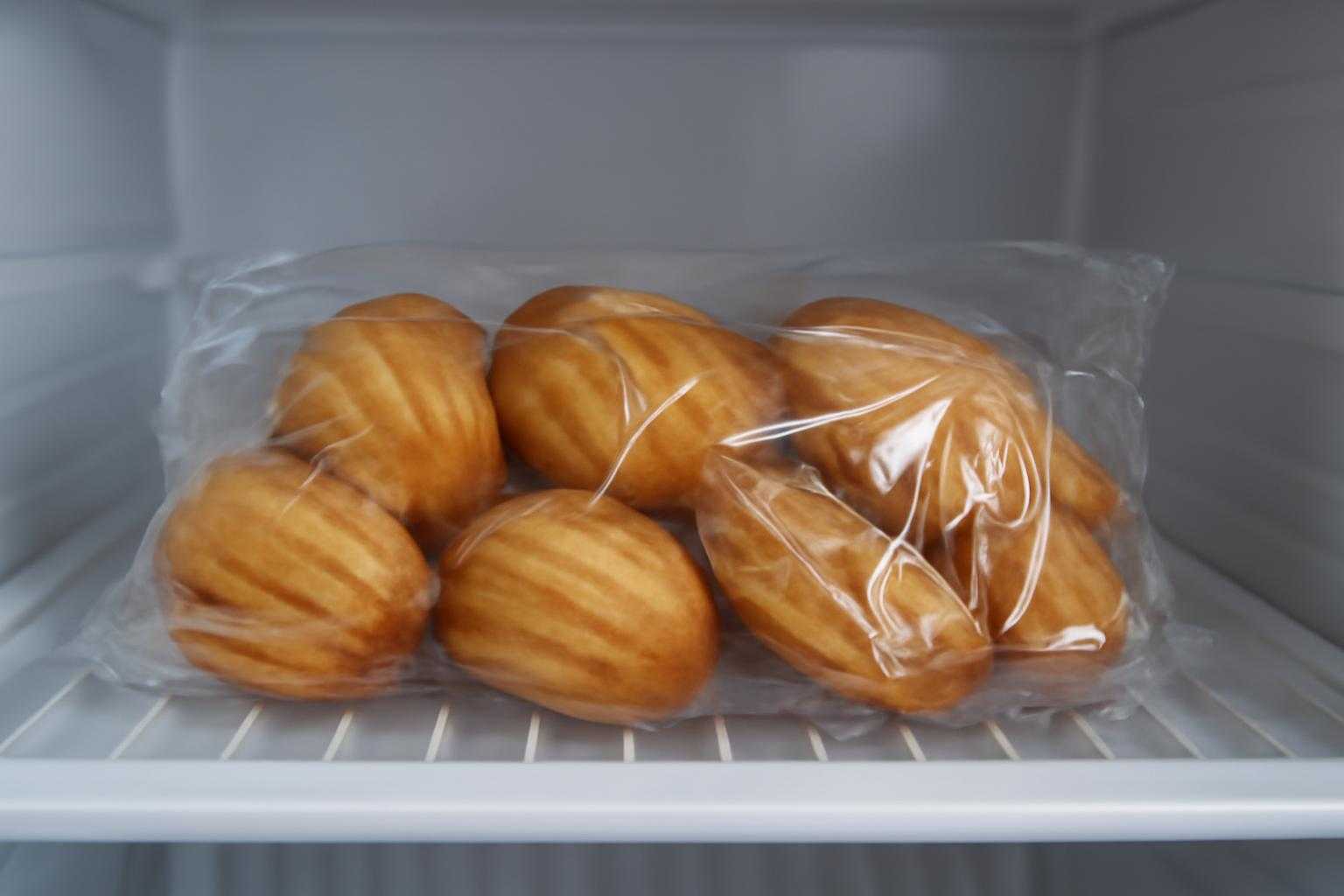 ラップで包まれたマドレーヌが冷蔵庫に保管されている様子