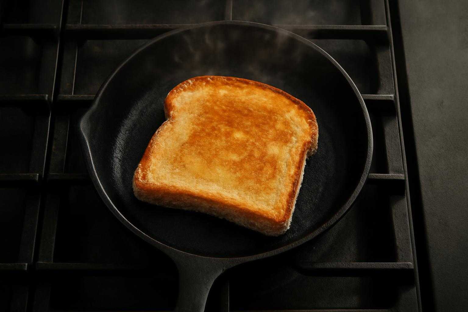 フライパンの上に冷凍食パンを置いて焼いている調理風景